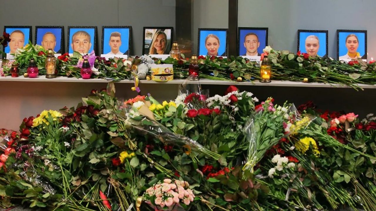 Какие страны объявили траур по погибшим. Родственники жертв авиакатастрофы в аэропорту. Траур. Траур в посольстве.