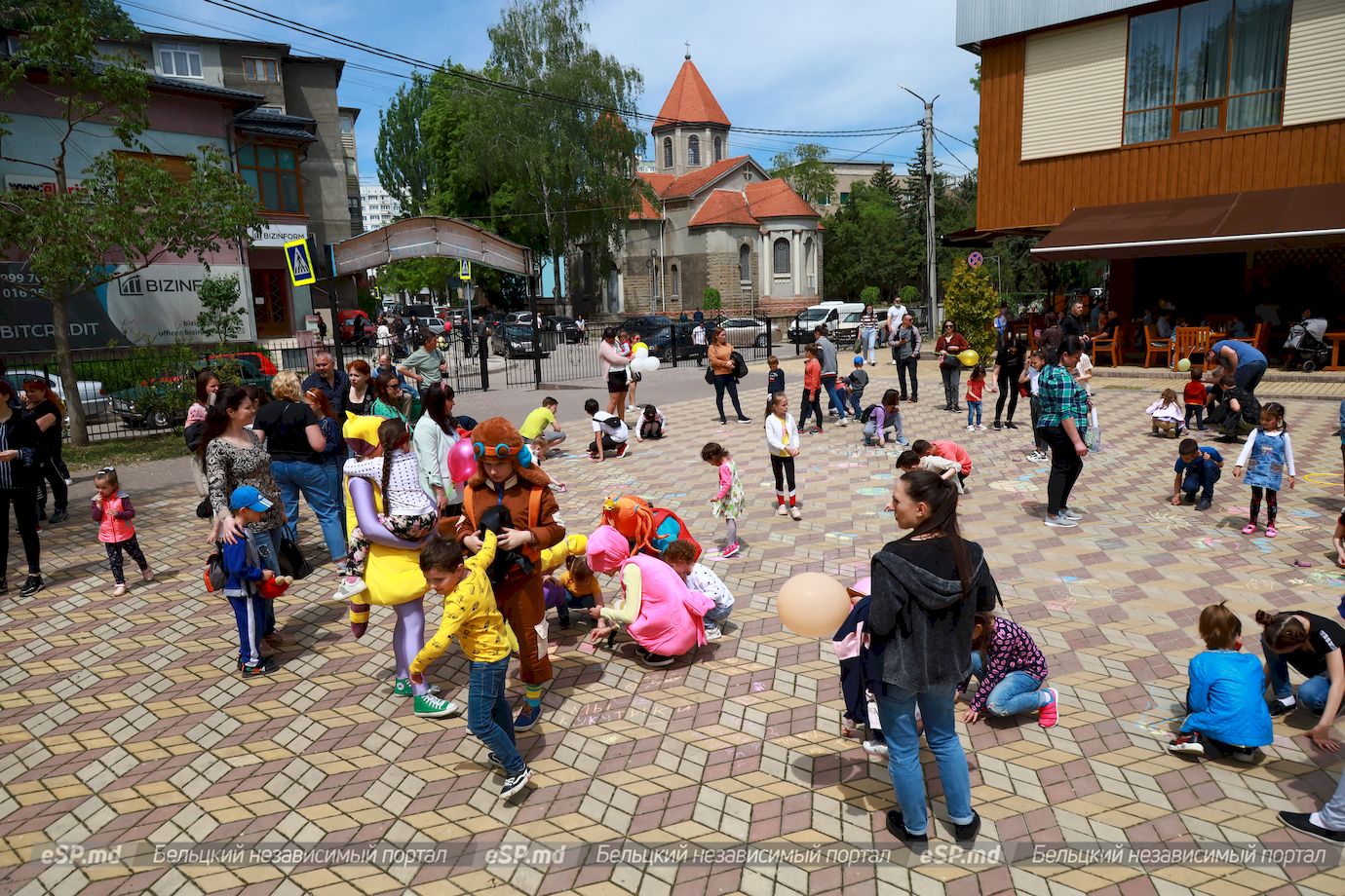 В Бельцах прошёл праздничный парад, посвящённый Дню города
