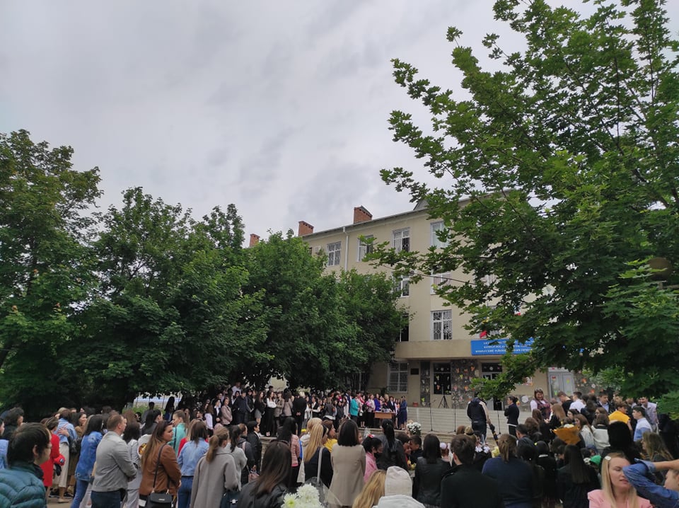 Последний звонок: тысячи выпускников попрощались сегодня со школой (Фото)