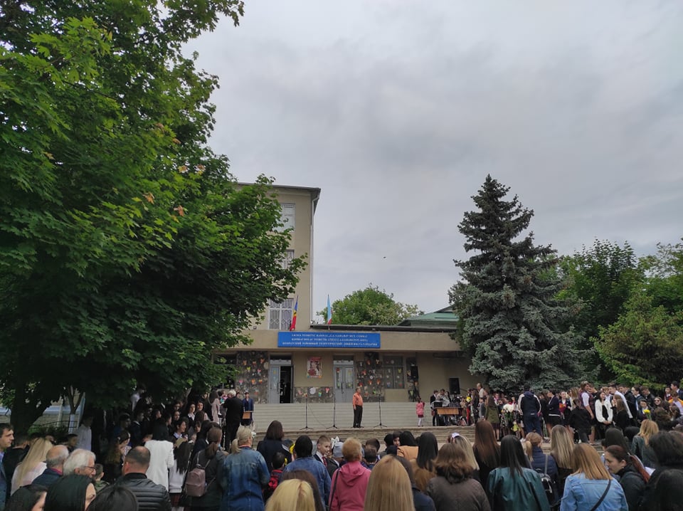 Последний звонок: тысячи выпускников попрощались сегодня со школой (Фото)