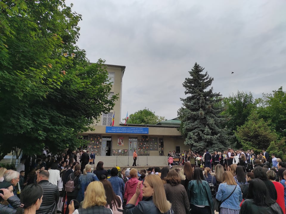 Последний звонок: тысячи выпускников попрощались сегодня со школой (Фото)