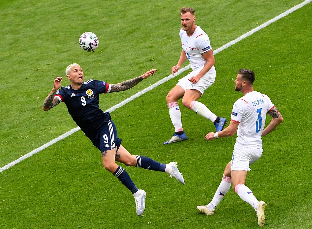 Дубль Шика принес сборной Чехии победу над шотландцами в игре Евро