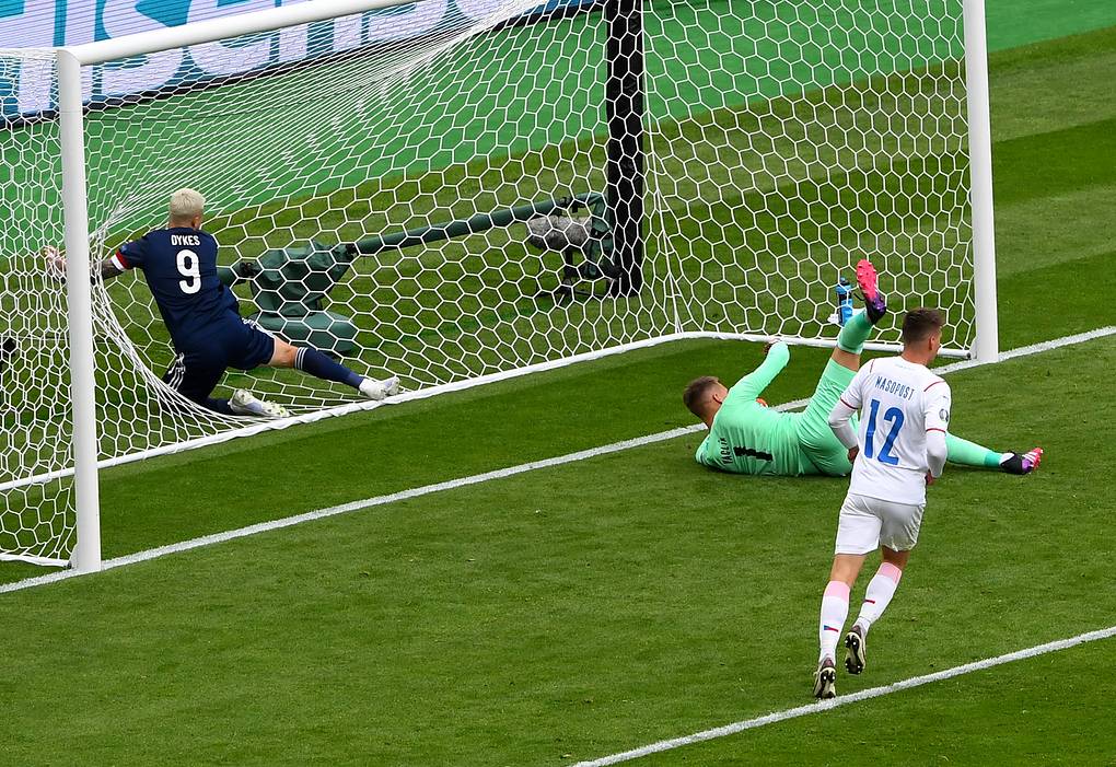 Дубль Шика принес сборной Чехии победу над шотландцами в игре Евро