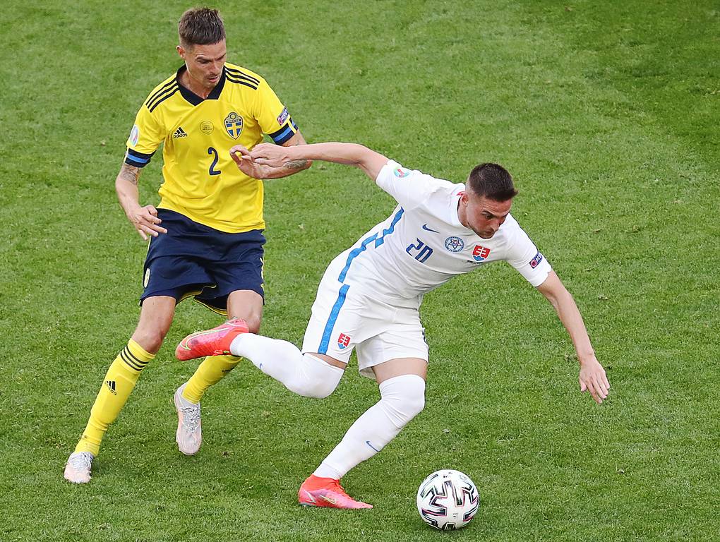 Сборная Швеции благодаря голу с пенальти обыграла словаков в матче Евро в Петербурге