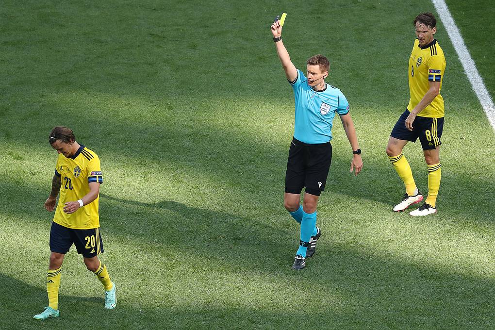 Сборная Швеции благодаря голу с пенальти обыграла словаков в матче Евро в Петербурге