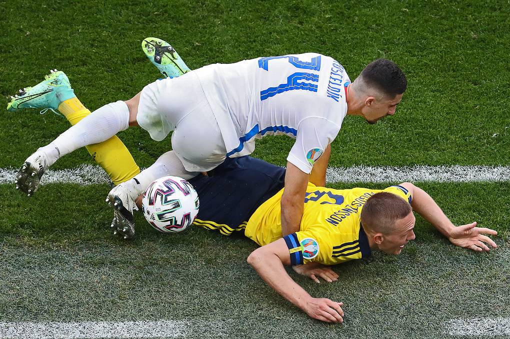 Сборная Швеции благодаря голу с пенальти обыграла словаков в матче Евро в Петербурге