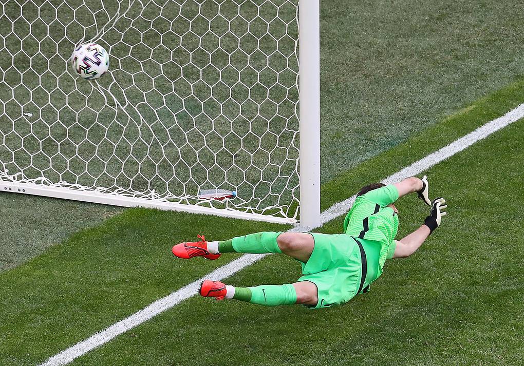 Сборная Швеции благодаря голу с пенальти обыграла словаков в матче Евро в Петербурге