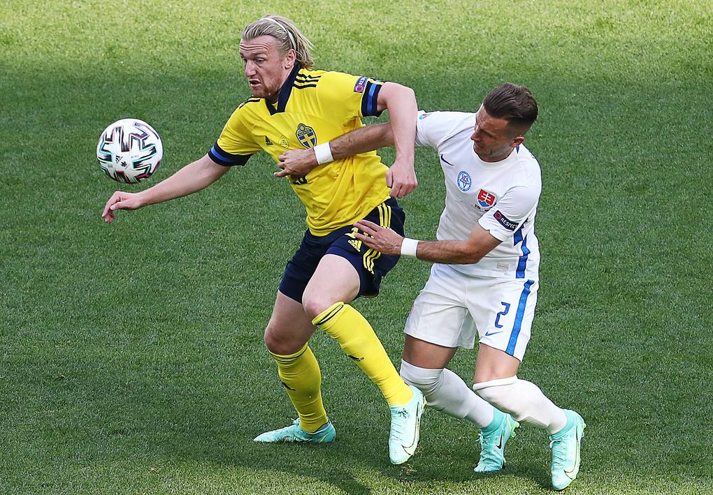 Сборная Швеции благодаря голу с пенальти обыграла словаков в матче Евро в Петербурге