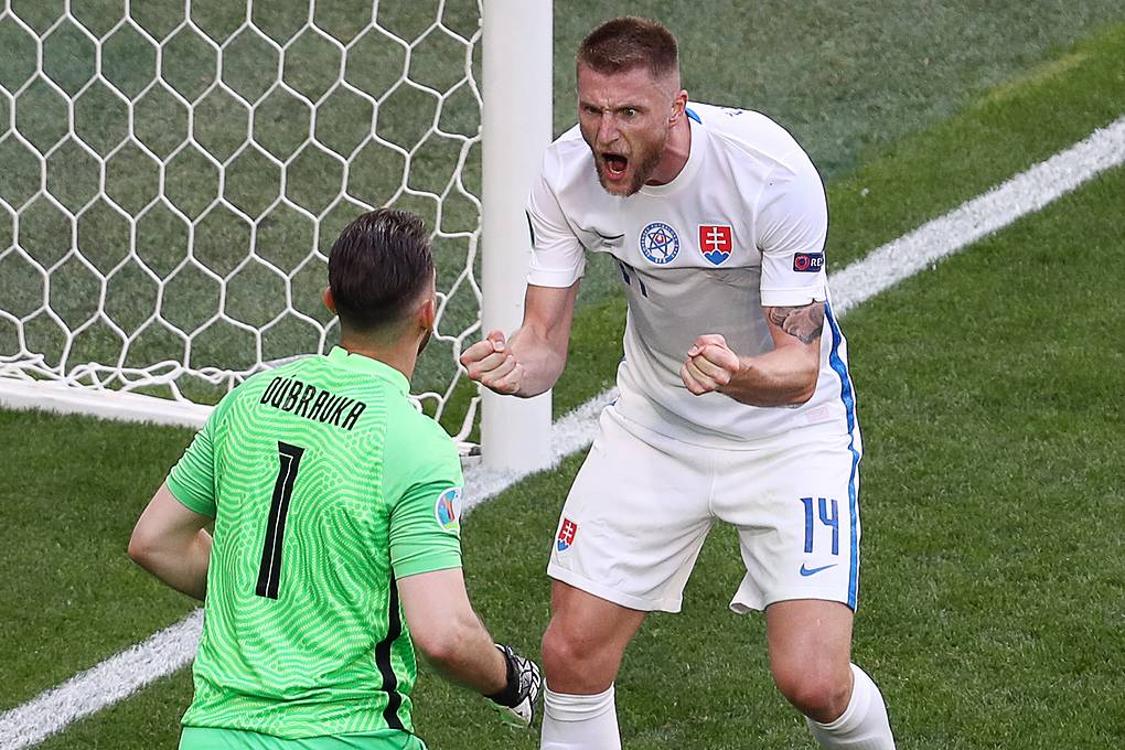 Сборная Швеции благодаря голу с пенальти обыграла словаков в матче Евро в Петербурге