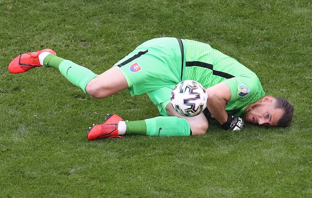 Сборная Швеции благодаря голу с пенальти обыграла словаков в матче Евро в Петербурге