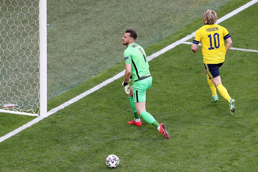 Сборная Швеции благодаря голу с пенальти обыграла словаков в матче Евро в Петербурге