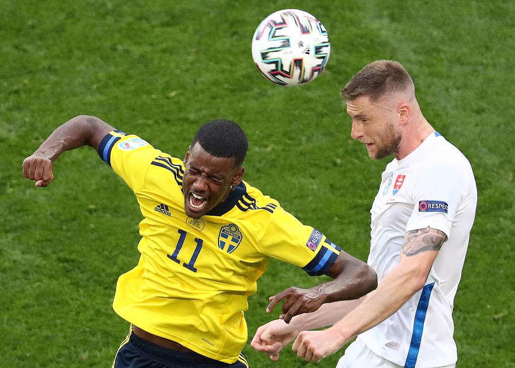 Сборная Швеции благодаря голу с пенальти обыграла словаков в матче Евро в Петербурге