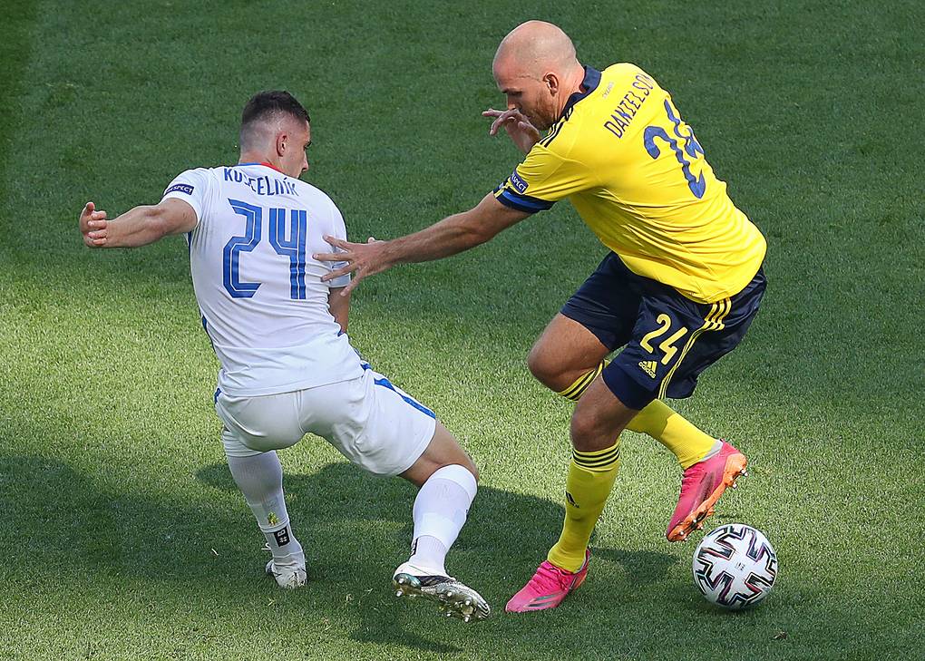 Сборная Швеции благодаря голу с пенальти обыграла словаков в матче Евро в Петербурге