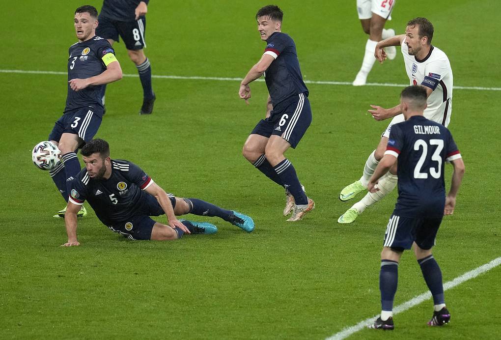 Сборная Англии сыграла вничью с командой Шотландии в матче чемпионата Европы по футболу