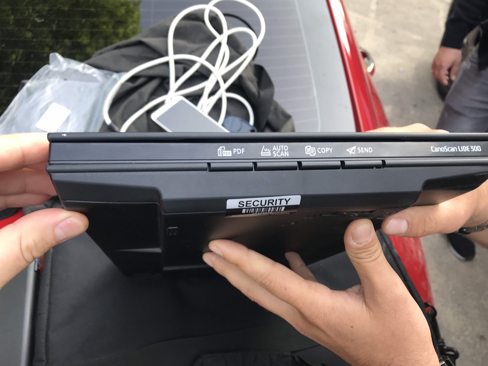 Продавал приборы для угона машин. В Кишиневе задержали полицейского и еще пять подозреваемых в торговле оружием