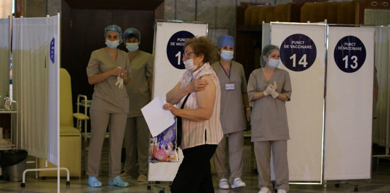 "Спутник V" закончился: на марафоне вакцинации во Дворце Республики побили рекорд