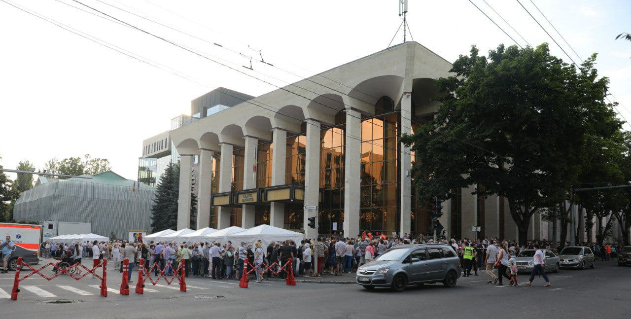 "Спутник V" закончился: на марафоне вакцинации во Дворце Республики побили рекорд