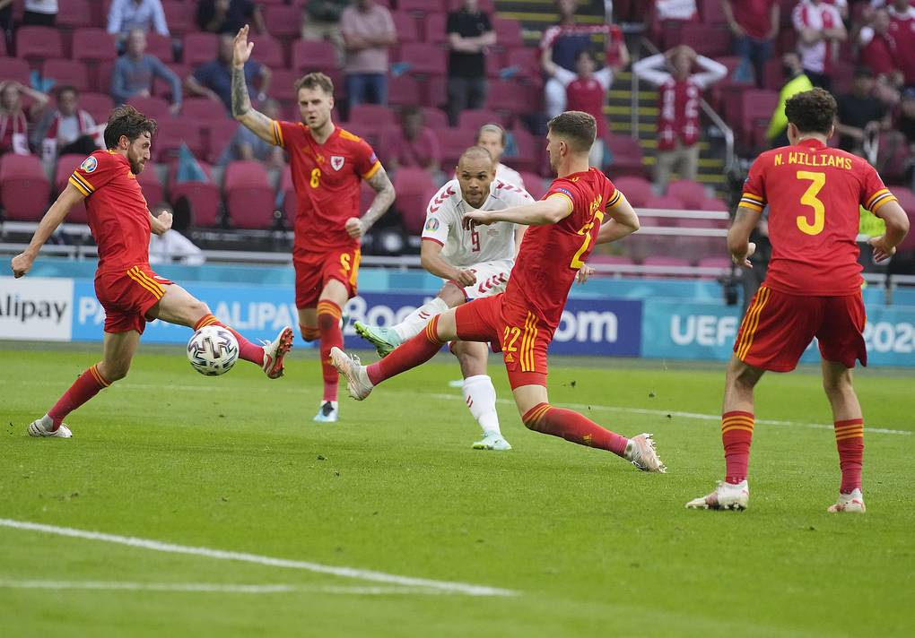 Сборная Дании стала первым четвертьфиналистом чемпионата Европы по футболу