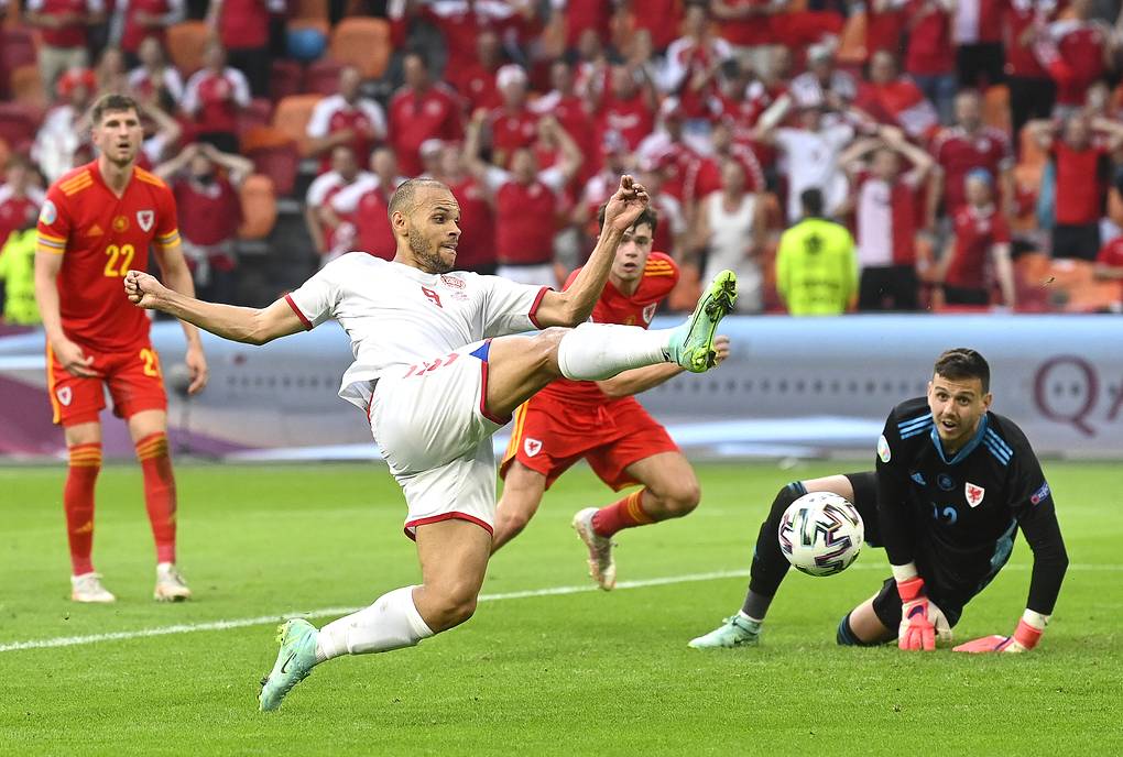 Сборная Дании стала первым четвертьфиналистом чемпионата Европы по футболу