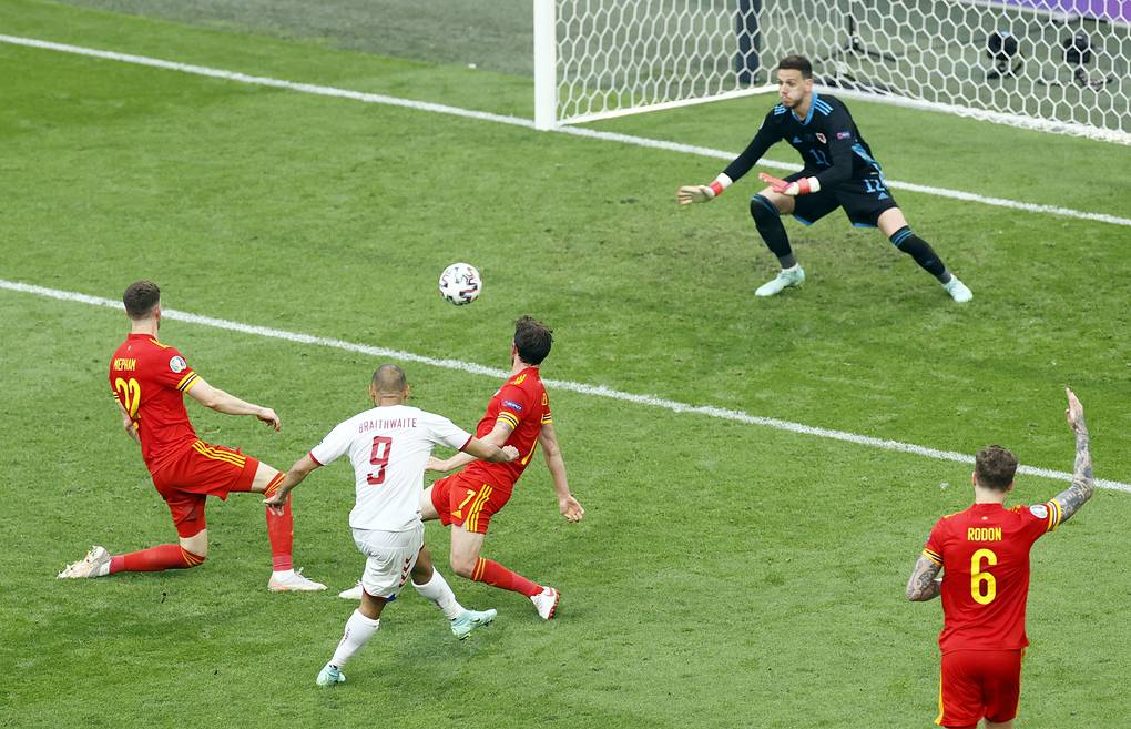 Сборная Дании стала первым четвертьфиналистом чемпионата Европы по футболу