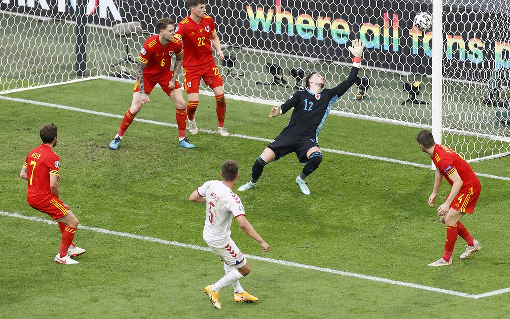 Сборная Дании стала первым четвертьфиналистом чемпионата Европы по футболу