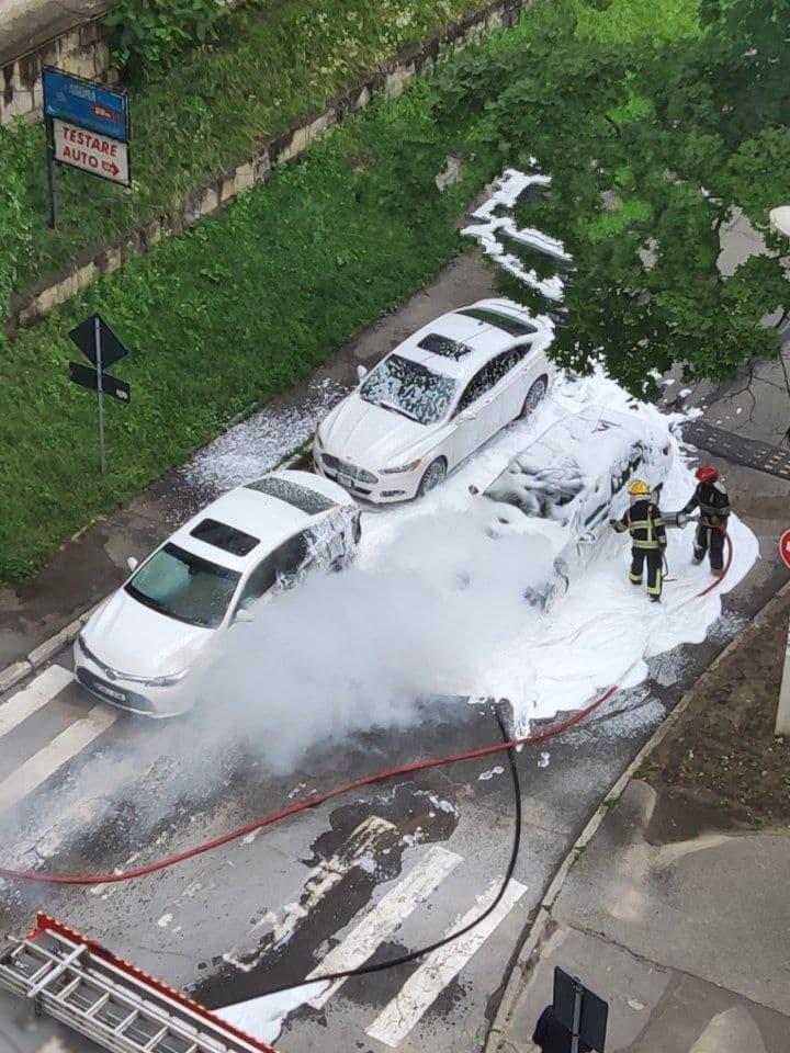 В Кишиневе посреди улицы сгорели два автомобиля