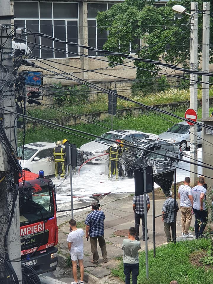 В Кишиневе посреди улицы сгорели два автомобиля