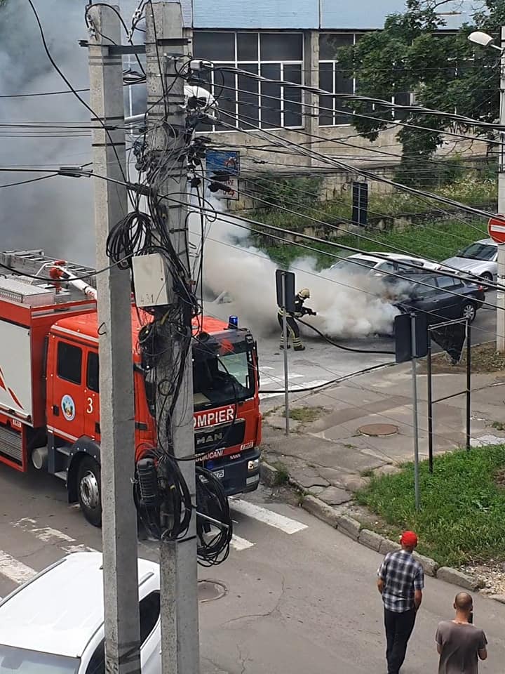 В Кишиневе посреди улицы сгорели два автомобиля