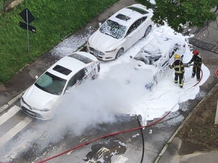 В Кишиневе посреди улицы сгорели два автомобиля