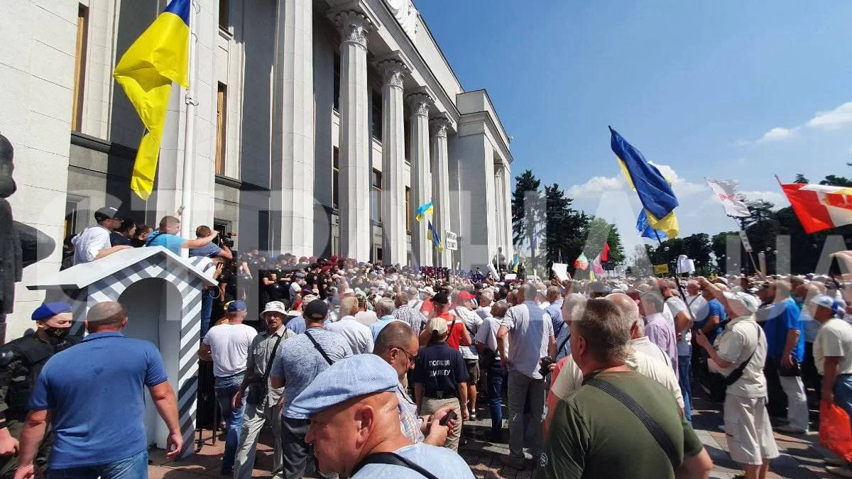 Пенсионеры и ветераны МВД проводят в Киеве всеукраинскую акцию протеста – полиция применила слезоточивый газ