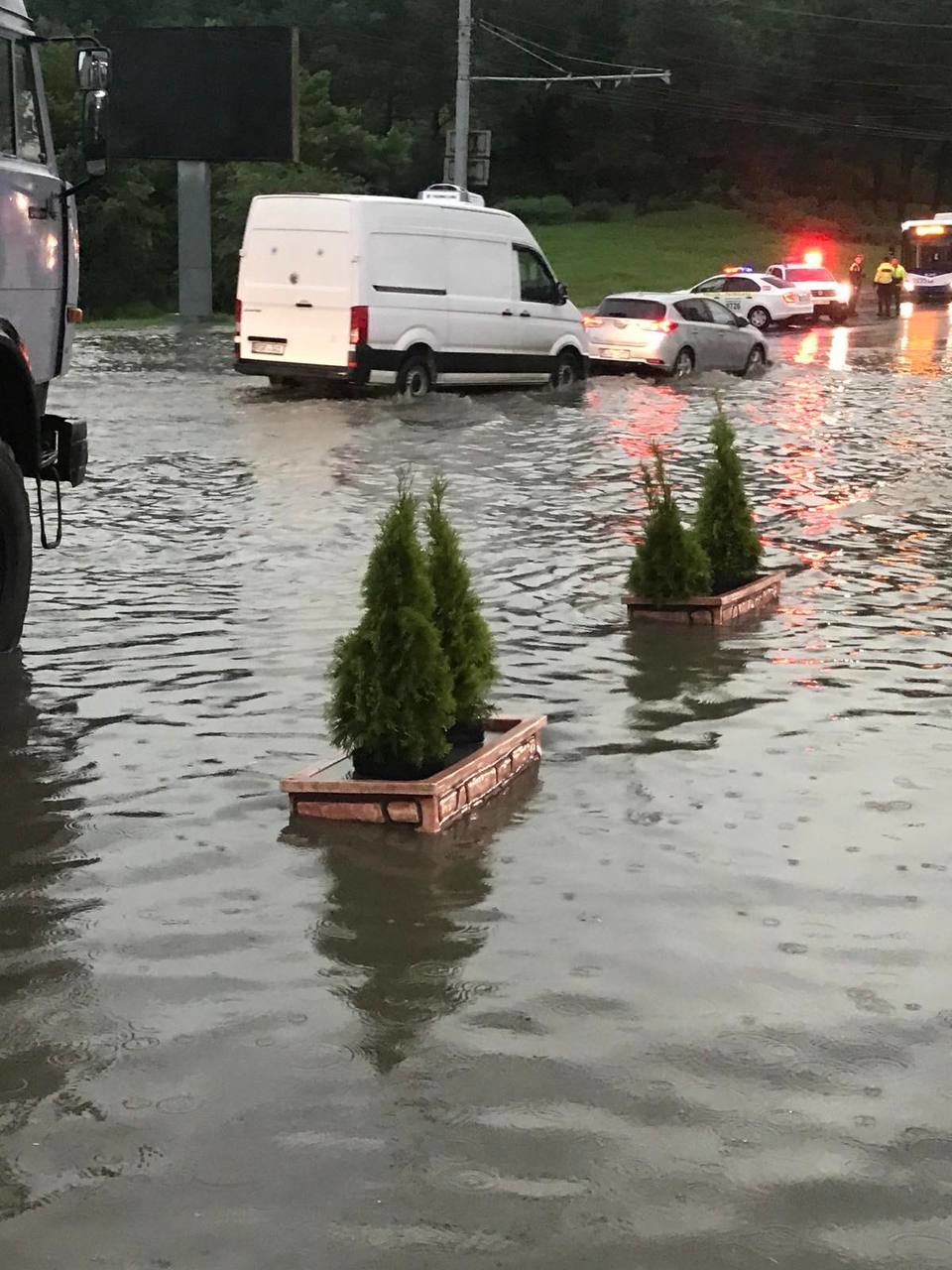 В Кишиневе из-за ливня нарушено движение троллейбусов