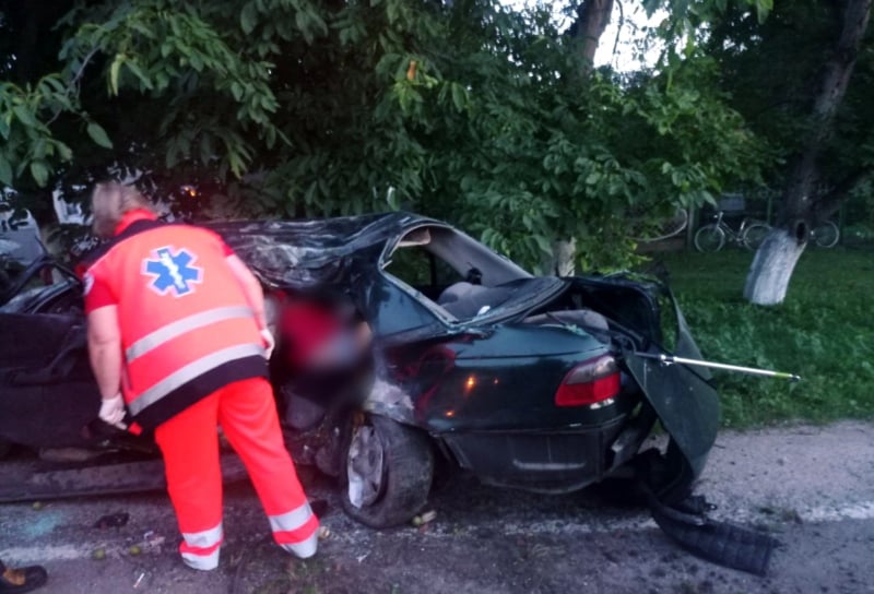 В Бричанах авто врезалось в дерево: 17-летний водитель скончался, двое пассажиров госпитализированы