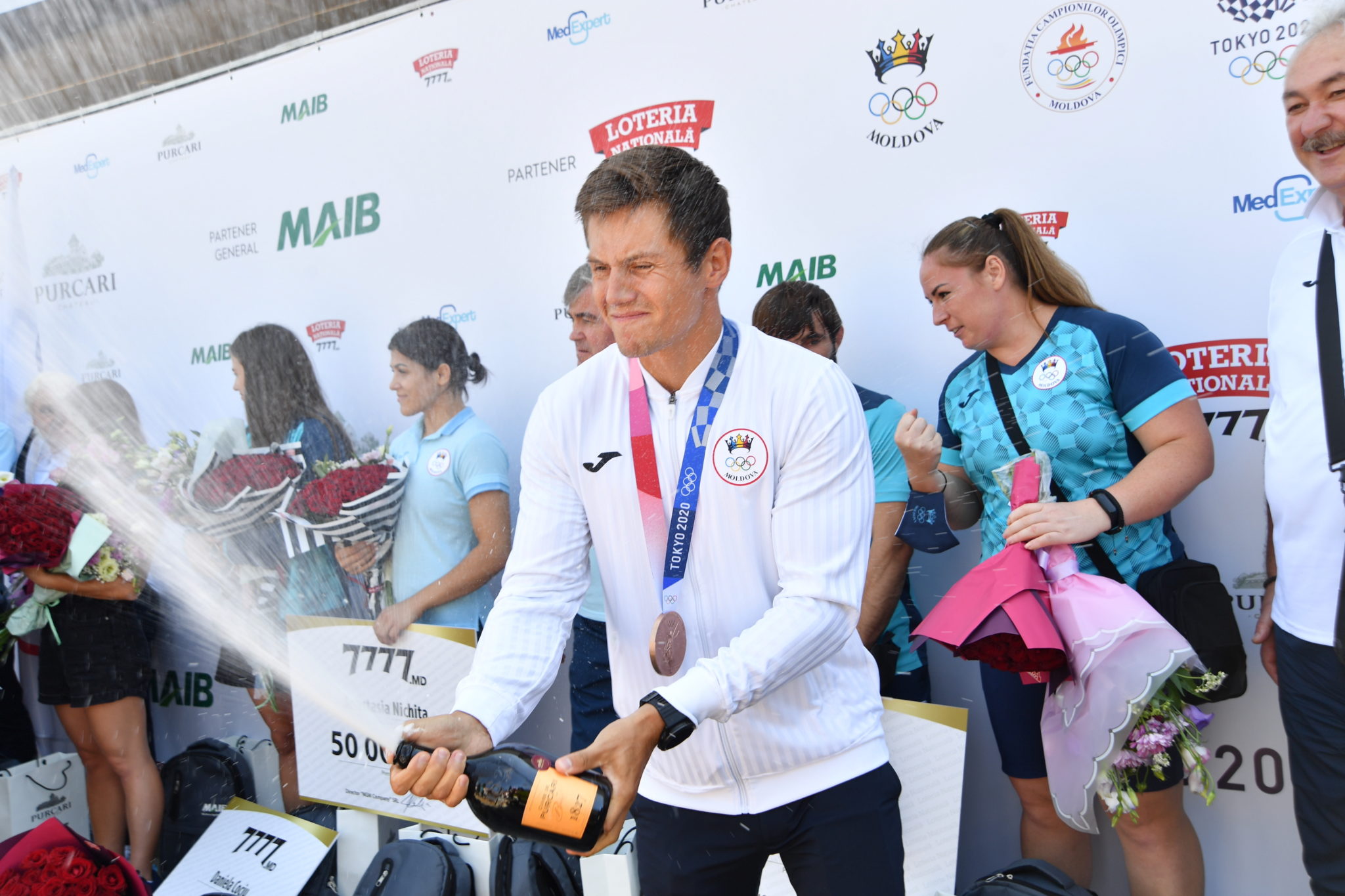 Молдавская олимпийская сборная вернулась домой. Как встречали спортсменов в аэропорту (Фото)