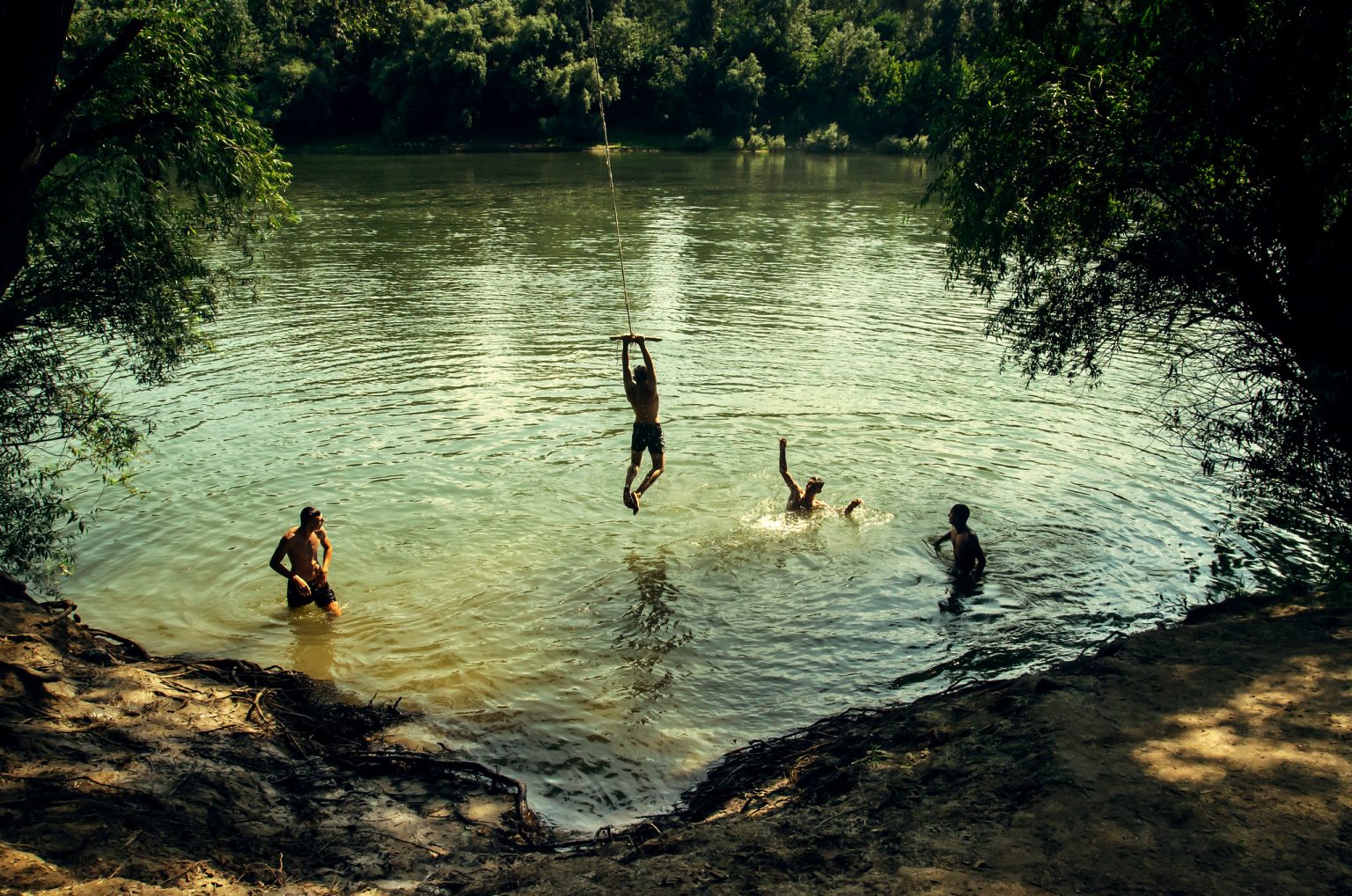В Парламенте проходит выставка фоторабот «Жизнь молодежи в селе» (Фото)