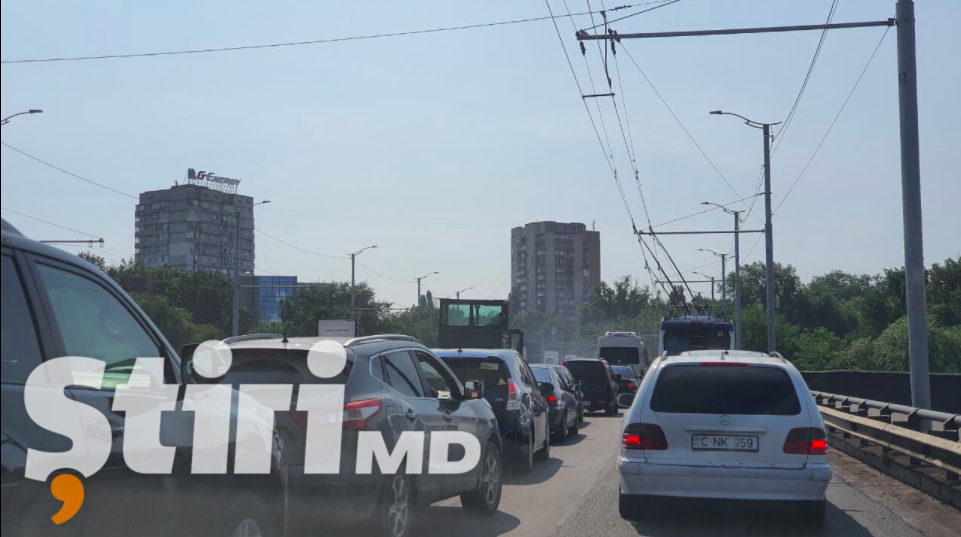 Километровые пробки на виадуке