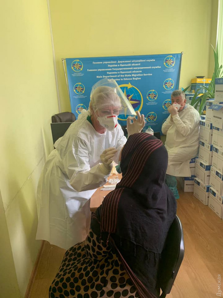 В Одессу прибыли больше 100 беженцев из Афганистана. Один из них родился в аэропорту Кабула в ожидании эвакуации