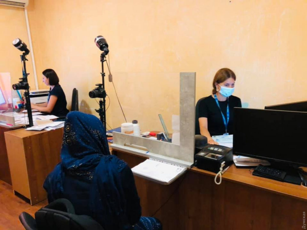 В Одессу прибыли больше 100 беженцев из Афганистана. Один из них родился в аэропорту Кабула в ожидании эвакуации