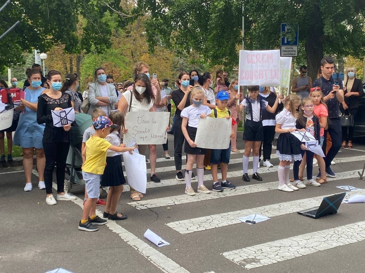 Протест у здания правительства: возмущенные родители против введенных  властями ограничений (ВИДЕО) » Новости в Молдове и мире. Независимый  информационный портал