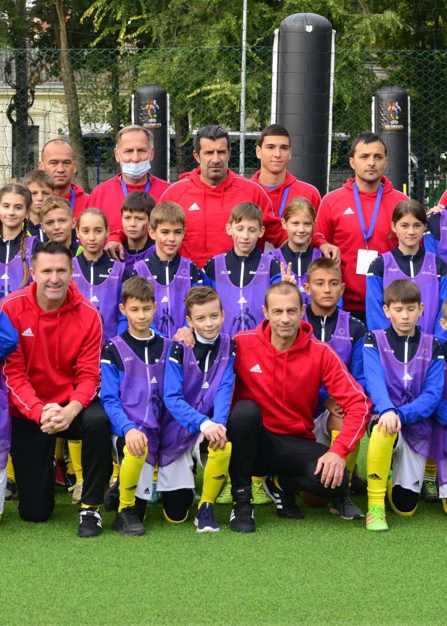 В Кишиневе ученики лицея сыграли со звёздами мирового футбола (ФОТО)
