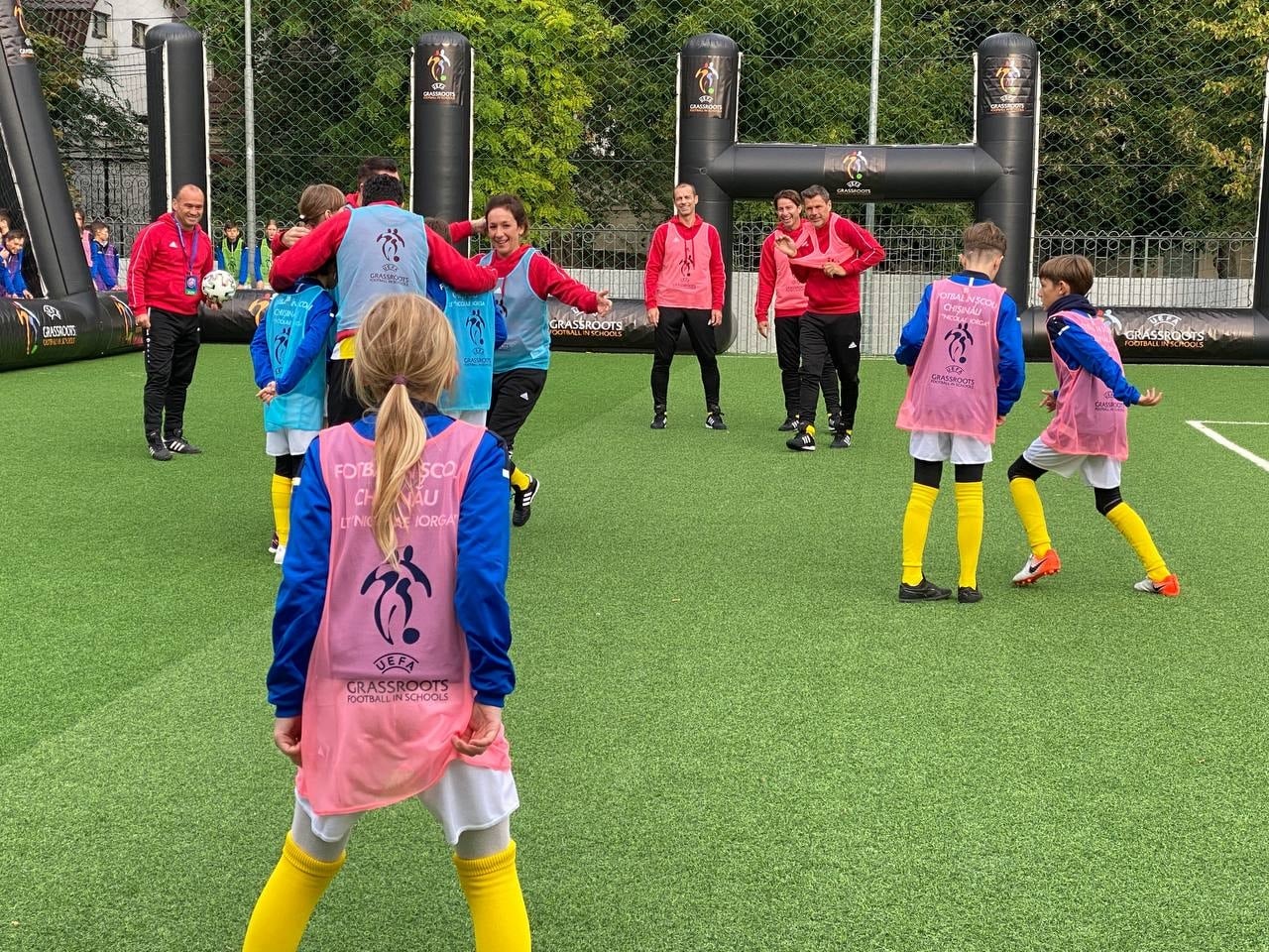 В Кишиневе ученики лицея сыграли со звёздами мирового футбола (ФОТО)