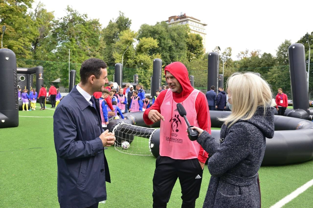 В Кишиневе ученики лицея сыграли со звёздами мирового футбола (ФОТО)