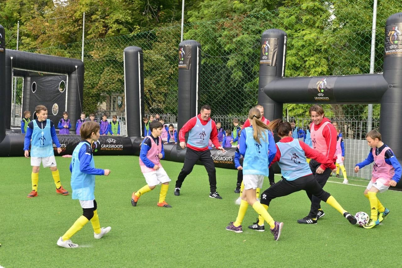 В Кишиневе ученики лицея сыграли со звёздами мирового футбола (ФОТО)