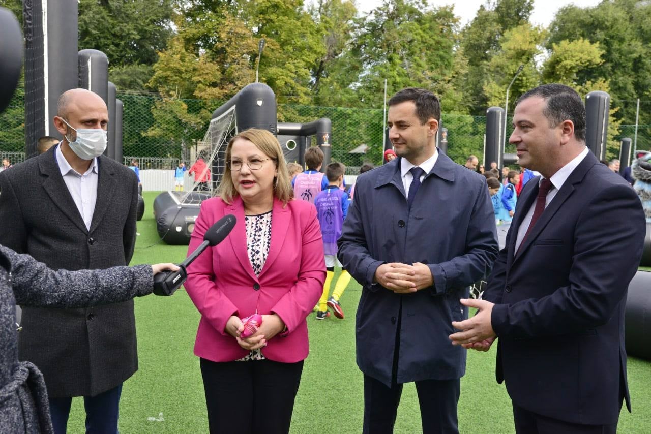 В Кишиневе ученики лицея сыграли со звёздами мирового футбола (ФОТО)