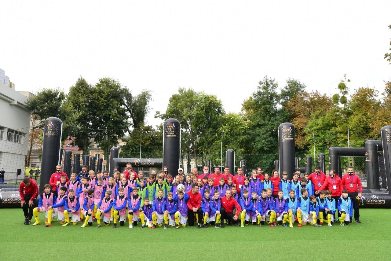 В Кишиневе ученики лицея сыграли со звёздами мирового футбола (ФОТО)