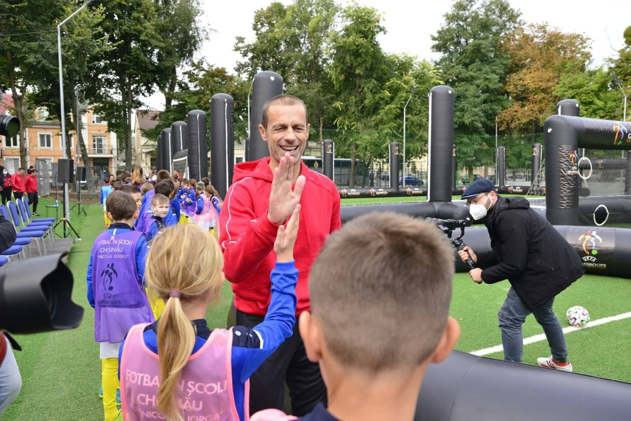 В Кишиневе ученики лицея сыграли со звёздами мирового футбола (ФОТО)
