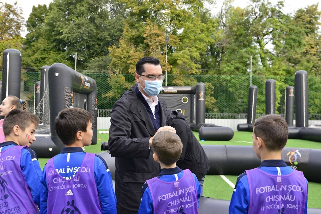 В Кишиневе ученики лицея сыграли со звёздами мирового футбола (ФОТО)