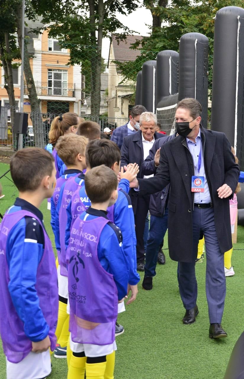 В Кишиневе ученики лицея сыграли со звёздами мирового футбола (ФОТО)