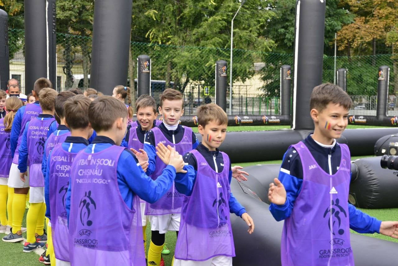 В Кишиневе ученики лицея сыграли со звёздами мирового футбола (ФОТО)