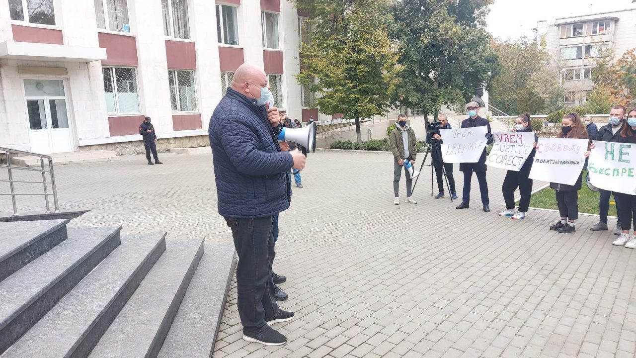 У Апелляционной палаты Кишинева проходит протест в поддержку отстраненного генпрокурора Александра Стояногло – LIVE