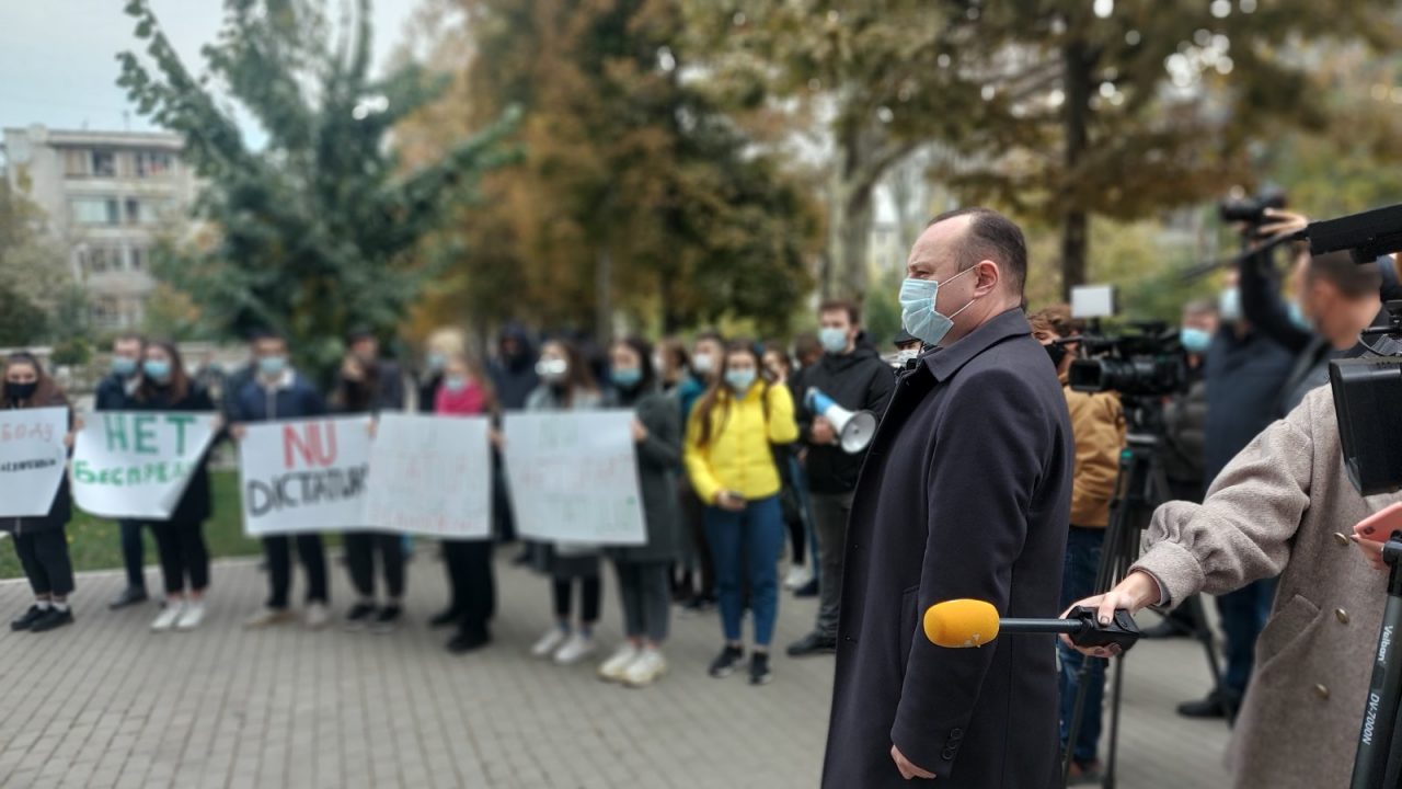 У Апелляционной палаты Кишинева проходит протест в поддержку отстраненного генпрокурора Александра Стояногло – LIVE
